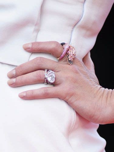 Gwen Stefani Engagement Ring Images : Gwen Stefani 51 Finally Shows Off ...