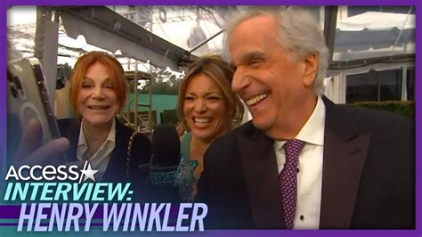 Henry Winkler’s Baby Granddaughter CRASHES Golden Globe Intv - YouTube