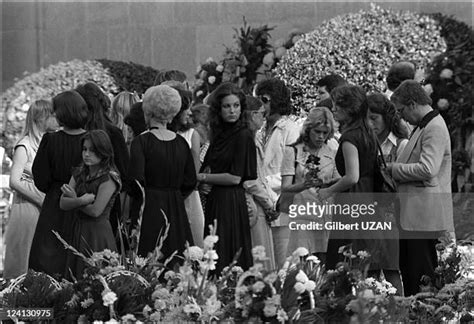 Elvis Presley Funeral Photos and Premium High Res Pictures - Getty Images