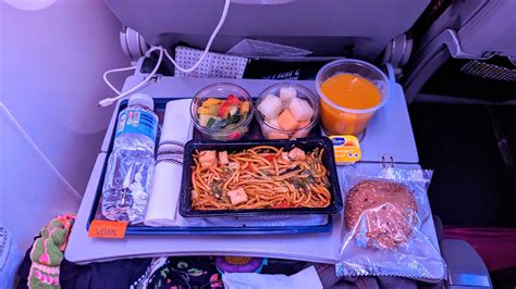 Qatar Airways vegan meal and food review - with photos