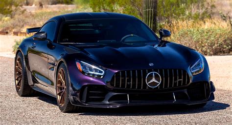 Deep Purple Mercedes-AMG GT R Pro chargé de carbone semble presque ...