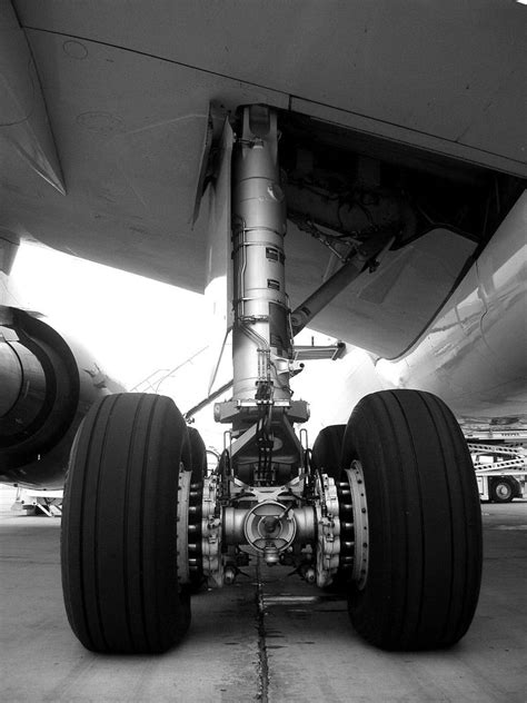 Landing Gear of an Airbus A330 | Landing gear, Passenger aircraft ...