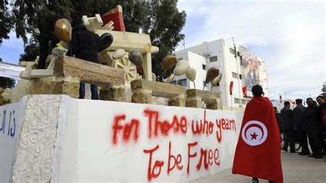 Protests return to Tunisia with Sidi Bouzid street rallies; six wounded ...