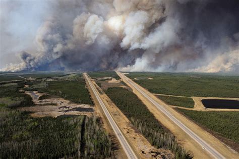 Hot weather, winds, complicate battle to control Alberta wildfire