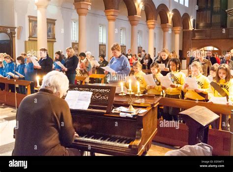 Children singing hymns in church hi-res stock photography and images ...