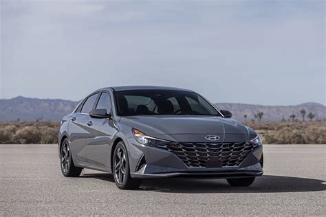 2021 Hyundai Elantra Hybrid looks exactly like the gasoline model, and ...