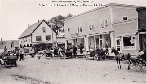 Item 6245 - Circus parade, Ashland, 1917 - Vintage Maine Images