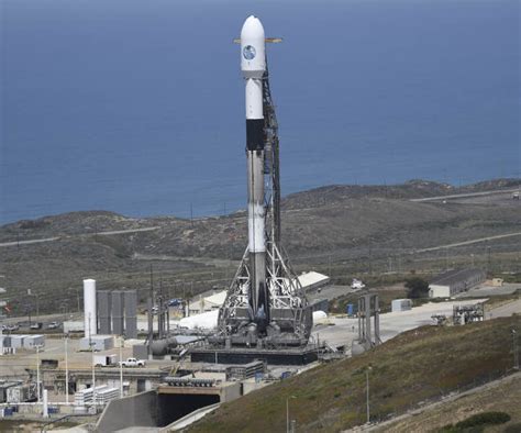 Photos: Falcon 9 rocket vertical on Vandenberg launch pad – Spaceflight Now