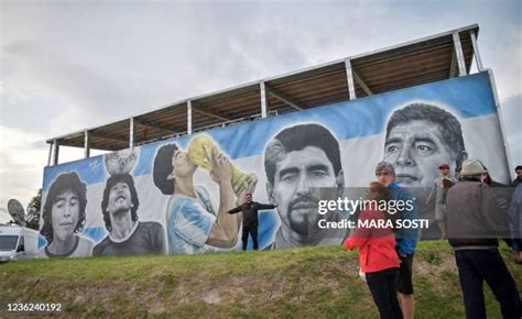 Maradona Mural Photos and Premium High Res Pictures - Getty Images