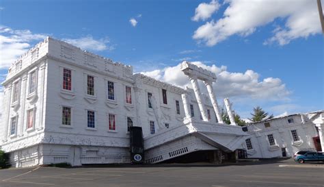 Unique Places: Upside-Down White House [Wisconsin Dells, WI, USA]