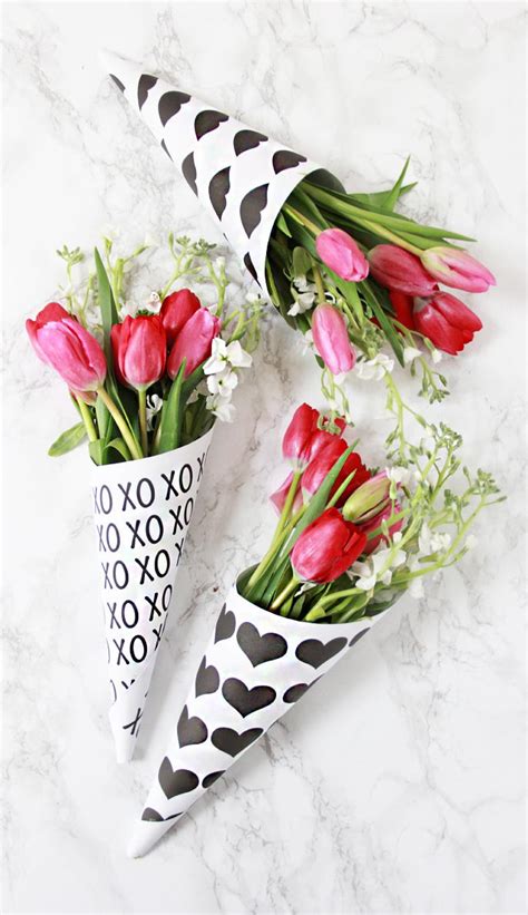 DIY Valentine's Day Bouquets | AllFreeHolidayCrafts.com