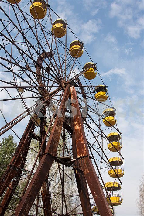 Ferris wheel in Pripyat. Nikolay Ivashchenko - Larastock