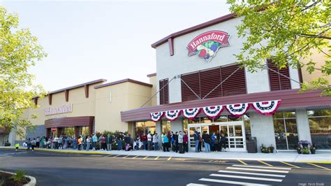 Hannaford's new prototype store in New Hampshire has Price Chopper in ...