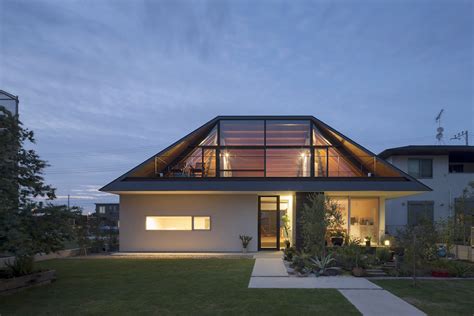 House with a Large Hipped Roof / Naoi Architecture & Design Office ...