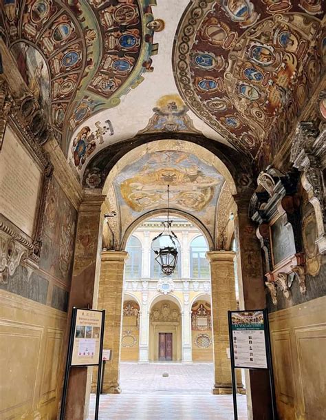 Bologna: Architecture of the Red City - Lions in the Piazza