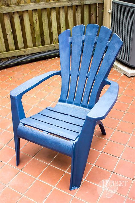 Figuring out how to properly paint plastic patio chairs is a great way ...