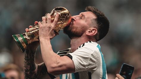 Lionel Messi con trofeo Copa Mundial FIFA Fondo de pantalla 4k HD para ...