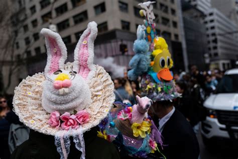 Bonnets, costumes on display at NYC’s Easter Parade | The Seattle Times