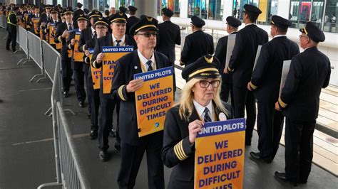 Pilots at United picket for higher pay