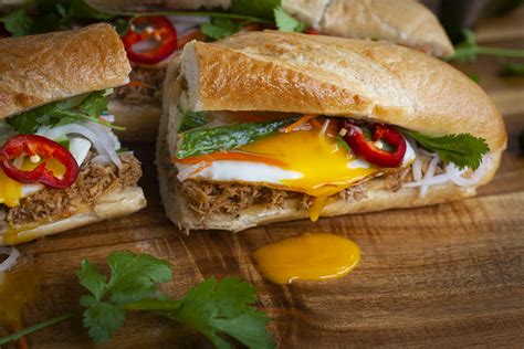 Vietnamese Tuna & Fried Egg Banh Mi Recipe (Bánh Mì Cá Thu & Trứng ốp ...