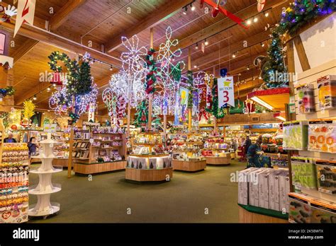 Inside Bronners Christmas Store in Frankenmuth, Michigan, der „größte ...