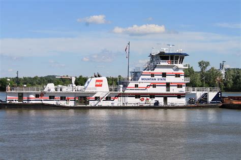 Barge on the Ohio | barge traveling the Ohio River | Jenny Bean | Flickr