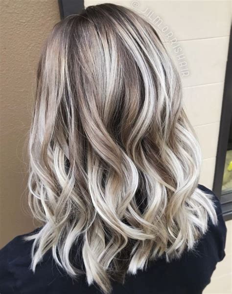 Balayage blond frêne blanc, racine ombre, boucles dans un lobe texturé ...