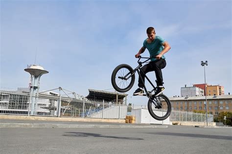 Premium Photo | Bmx rider doing extreme stunts