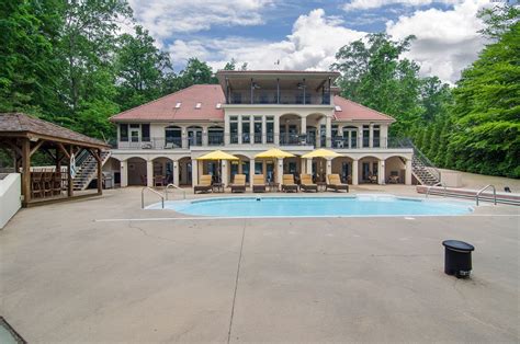 WATERFRONT SHOWPLACE ON HIGH ROCK LAKE | North Carolina Luxury Homes ...