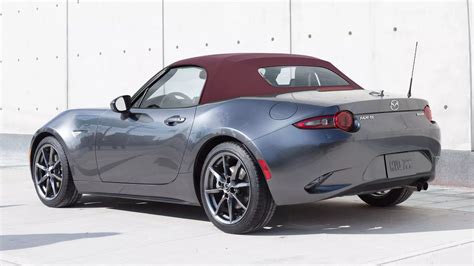 You Can Order A 2018 Mazda Miata With A Red Top, Finally