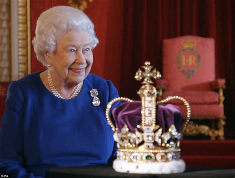 The Queen is reunited with St Edward's Crown | Daily Mail Online