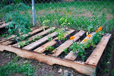 How To Make A Weedless Raised Wood Pallet Garden Bed