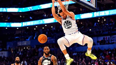 Watch: Steph Curry throws down a one-handed alley-oop dunk at workout