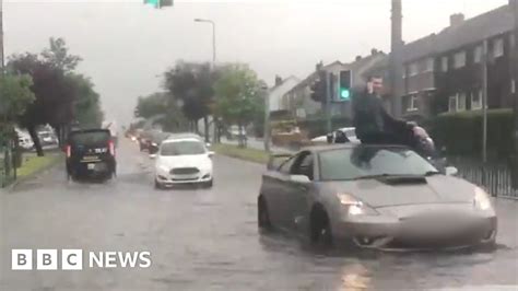 Edinburgh flooding: Rising water causes chaos - BBC News