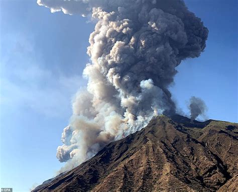 Italy's Stromboli volcano erupts in 'strong explosion' after another ...