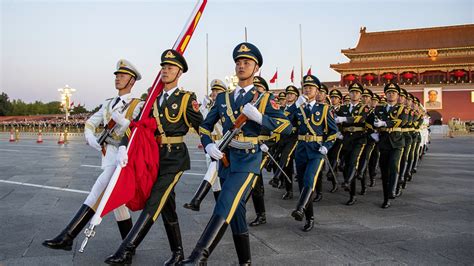 Flag-raising ceremony held at Tiananmen Square on China's National Day ...