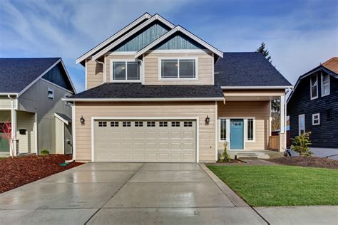 How to Spice Up Your Garage Door’s Trim With Different Paint Colors