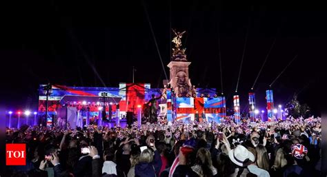 Elizabeth: Queen Elizabeth's Jubilee celebrations end with pageant ...