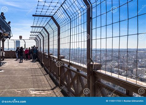 París, Francia - 30 De Marzo De 2017: Top De La Torre Eiffel Ésta Es La ...