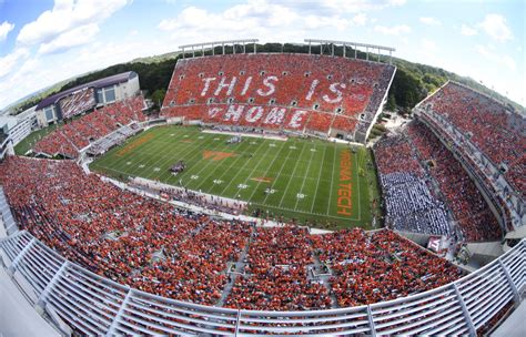 Football World Reacts To Old Dominion Upset Of Virginia Tech - The Spun