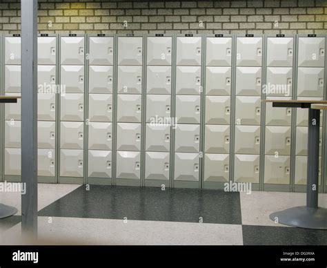 school lockers in hallway Stock Photo - Alamy