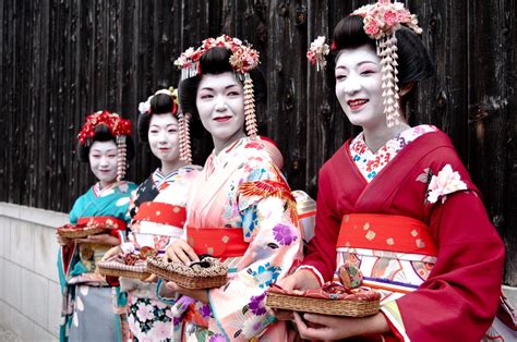 5 Interesting Facts About Japanese Culture | Holiday Fans