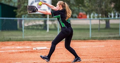 5 Ways Softball Pitchers Can Avoid Injuries | FootBasket