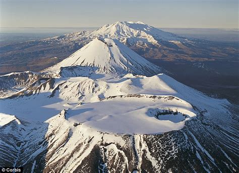 Mount Tongariro eruption: New Zealand volcano spews ash cloud during ...