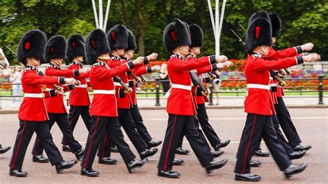 Buckingham Palace Guard Ceremony Returns After COVID Hiatus | HuffPost ...