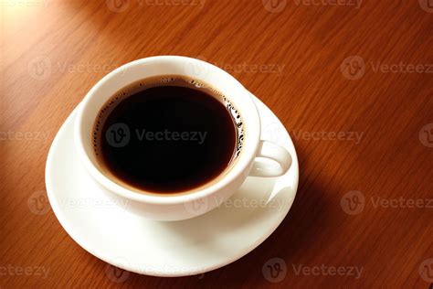 Coffee cup with steam on wooden table and black background. 22802506 ...