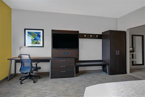 Holiday Inn Express & Suites Milwaukee - Brookfield, an IHG Hotel ...