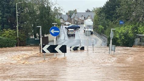 Heavy rain and flooding disrupts travel in Scotland - BBC News