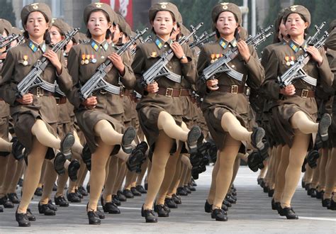 Coreografia dos batalhões femininos da China e Coreia do Norte ...