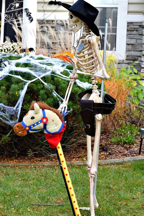 Over 27 Hilarious Skeleton Decorations For Your Yard on Halloween